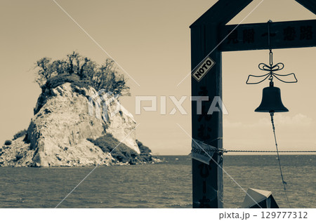 能登半島地震の記録　崩落変形した見附島　※2025年7月撮影 129777312