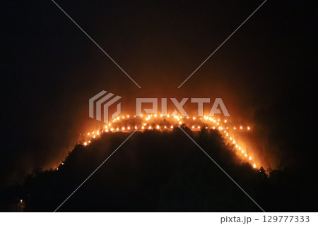 京都の晩夏　五山送り火／鳥居形 129777333