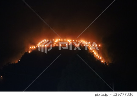 京都の晩夏　五山送り火／鳥居形 129777336