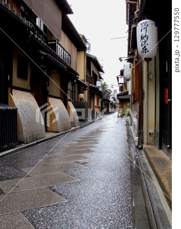 雨上がりのしっとりした風情が漂う京都・先斗町の街並み 129777550
