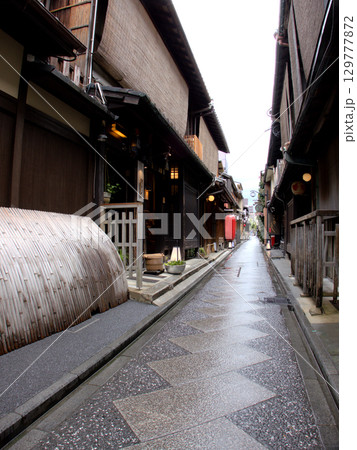 雨上がりのしっとりした風情が漂う京都・先斗町の街並み 129777872