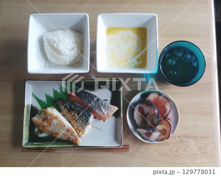 3 grilled fishes plate 3種類の焼き魚を盛り合わせた焼き魚定食,デザート付き 3 grilled fishes plate 3種類の焼き魚を盛り合わせた焼き魚定食,デザート付き 129778031