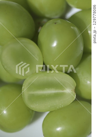 房から外して縦半分にカットしたハネ品の日本産シャインマスカット 129778086
