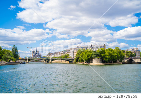 セーヌ川から望むパリの街並み 129778259