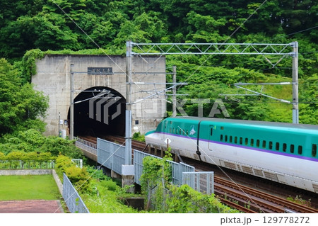 本州側の青函トンネル 北海道方面のへの入口と新幹線(青森県今別町) 本州側の青函トンネル 北海道方面のへの入口と新幹線(青森県今別町) 129778272