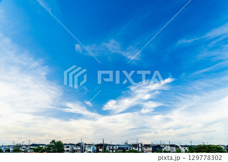 夏空の住宅街 129778302