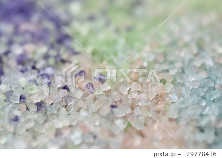 軽く混ぜて平らにした数種類の香り付きカラーバスソルト　アロマバスソルト 129778416