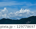 真夏の青空と白い雲 129778697