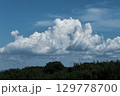 真夏の青空と白い雲 129778700