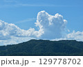 真夏の青空と白い雲 129778702