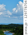 真夏の青空と白い雲と川 129778704