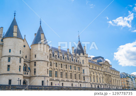 セーヌ川から望むコンシェルジュリーとパリの歴史的建築 129778735