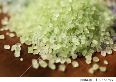 山盛りにした緑色の香り付きカラーバスソルト　アロマバスソルト 129778795