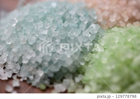 山盛りにした数種類の香り付きカラーバスソルト　アロマバスソルト 129778798