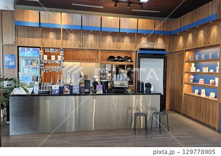 this is food and drink display at cafe  129778905