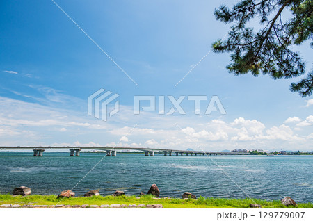膳所城跡公園からの近江大橋の景観 滋賀県大津市 膳所城跡公園からの近江大橋の景観 滋賀県大津市 129779007