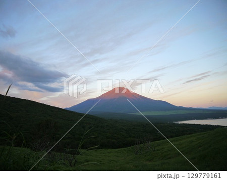 夜明けの富士山と山中湖 129779161