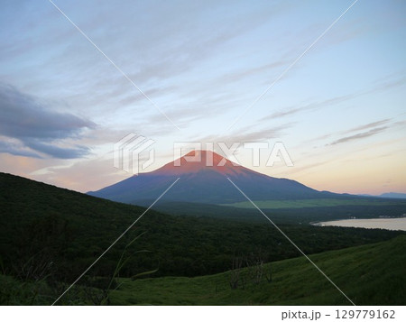 早朝の富士山と山中湖 129779162