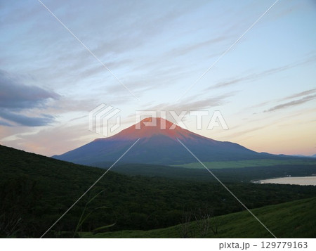 早朝の富士山と山中湖 129779163