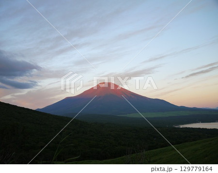 朝焼けの富士山と山中湖 129779164