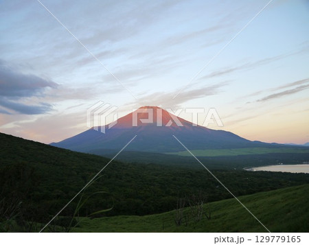 朝焼けの富士山と山中湖 129779165
