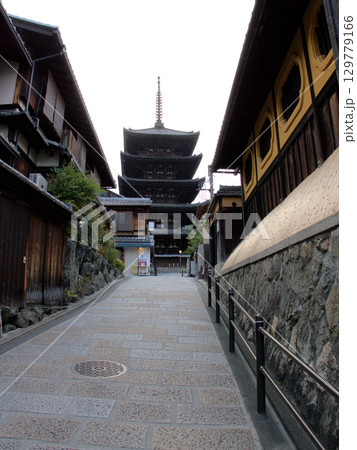 京都・清水寺近くの有名な観光スポットの八坂の塔（法観寺）を坂の下から見上げた風景 129779166