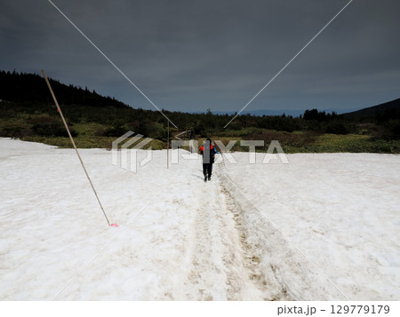 【山の風景】福島県・一切経山登山・雪渓 129779179