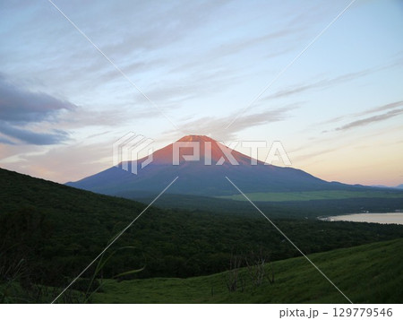 朝焼けの富士山と山中湖 129779546