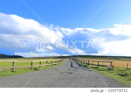 美ヶ原高原の散策路と青空と雲 長野県 美ヶ原高原の散策路と青空と雲 長野県 129779732