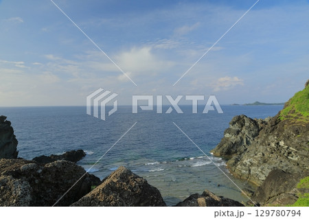 白波が打ち寄せる石垣島御神崎の海岸線の風景 129780794