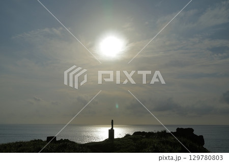 南国の太陽に照らし出された石垣島御神崎の神々しい風景 南国の太陽に照らし出された石垣島御神崎の神々しい風景 129780803
