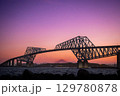 東京ゲートブリッジと富士山の夕景 129780878