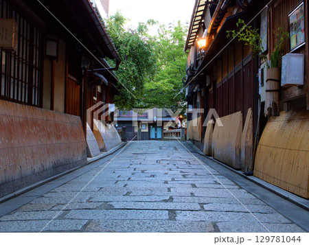 町屋の路地から望む、京都・祇園白川の巽橋 129781044