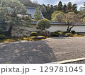 お寺の庭 129781045
