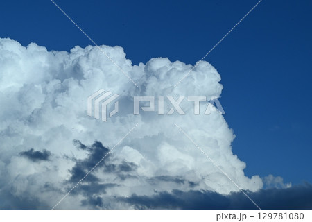 夏の青空と白い雲 129781080