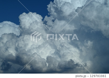 夏の青空と白い雲 129781081