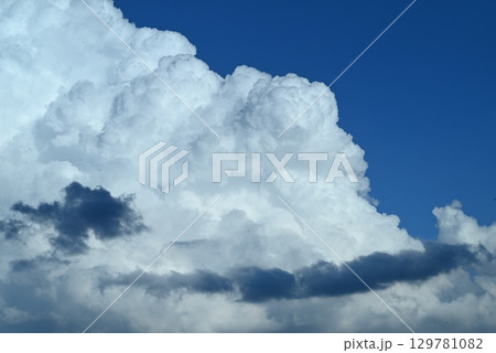 夏の青空と白い雲 129781082