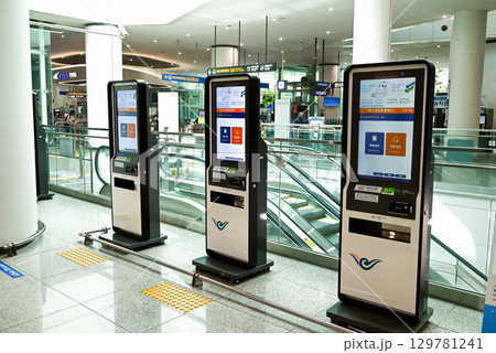 【韓国】仁川国際空港・第2ターミナル　交通センターの無人バス券売機 129781241