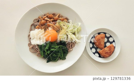 なめこと大根おろしを添えた卵黄そばのヘルシー和食ランチ なめこと大根おろしを添えた卵黄そばのヘルシー和食ランチ 129781336