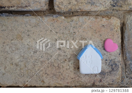 紙粘土で作ったお家とレンガ 129781388