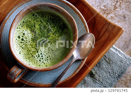 ホッとする温かさの抹茶ラテ 129781745
