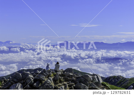 木曽駒ヶ岳山頂から望む雲海と登山者たちの絶景風景 木曽駒ヶ岳山頂から望む雲海と登山者たちの絶景風景 129782631
