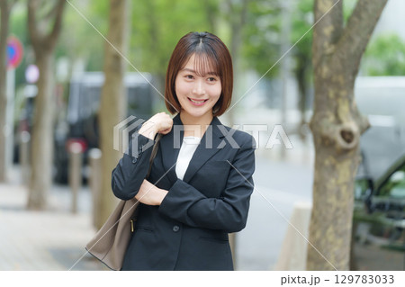 若い女性 ビジネス 屋外 若い女性 ビジネス 屋外 129783033