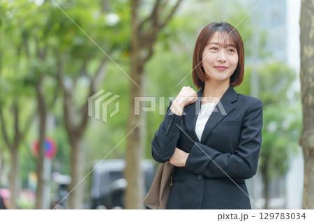 若い女性　ビジネス　屋外 129783034