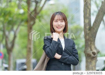 若い女性 ビジネス 屋外 若い女性 ビジネス 屋外 129783035