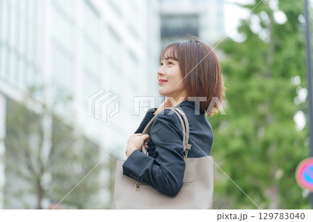 若い女性 ビジネス 屋外 若い女性 ビジネス 屋外 129783040