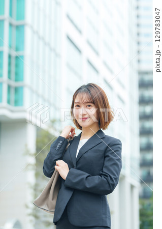 若い女性　ビジネス　屋外 129783047