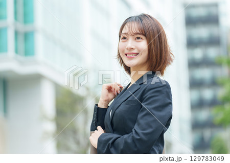 若い女性　ビジネス　屋外 129783049