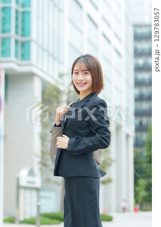 若い女性　ビジネス　屋外　ポートレート 129783057