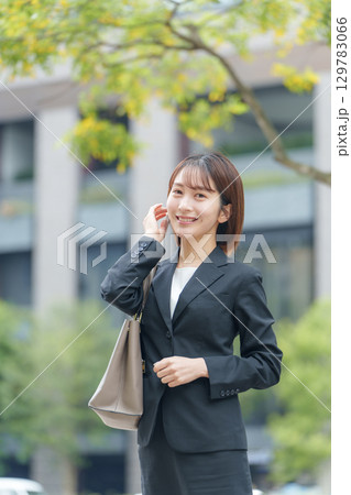 若い女性　ビジネス　屋外　ポートレート 129783066